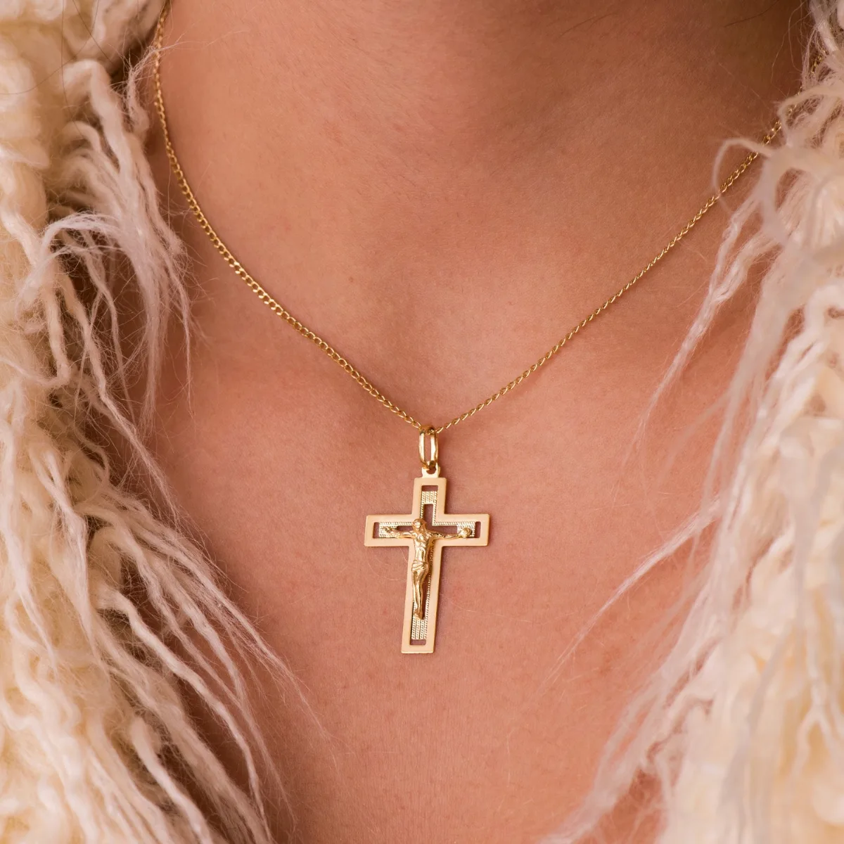 18K CRUZ ORO AMARILLO CON CRISTO TALLADA 35X22 MM — vista 2