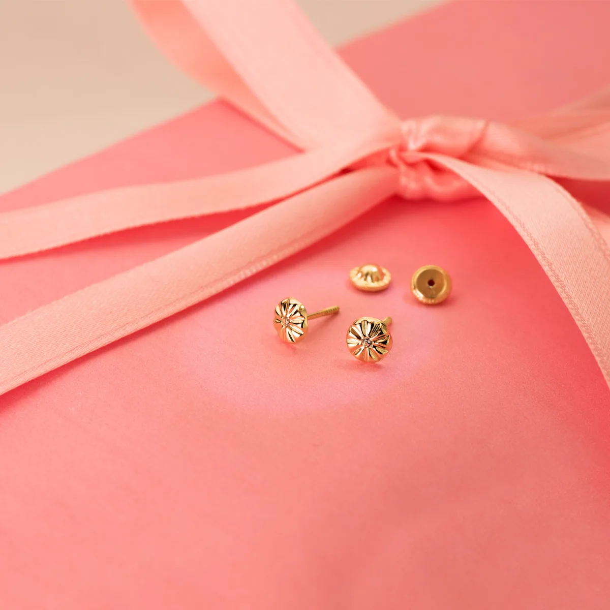 18K PENDIENTES ORO AMARILLO REDONDOS CON CIRCONITA 5 X 5 MM CIERRE TUERCA — vista 2