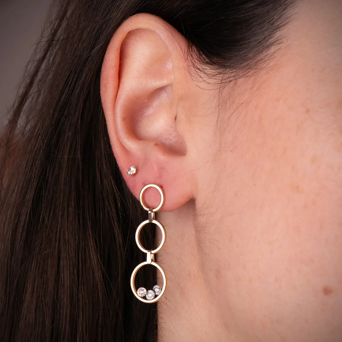 18K PENDIENTES ORO BICOLOR LARGOS TRES AROS CON CIRCONITAS. MEDIDA: 34 X 11 MM. CIERRE PRESION — vista 2