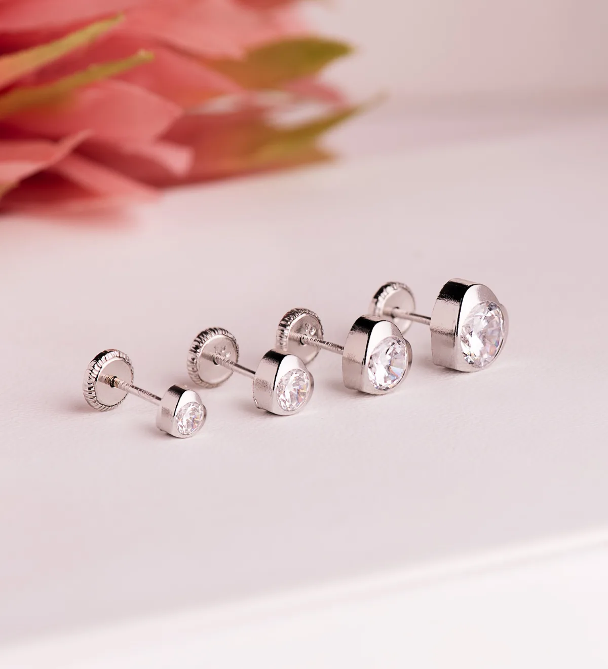 18K PENDIENTES ORO BLANCO CHATON CORAZON CON CIRCONITA. MEDIDA: 5 X 5 MM CIERRE TUERCA — vista 3