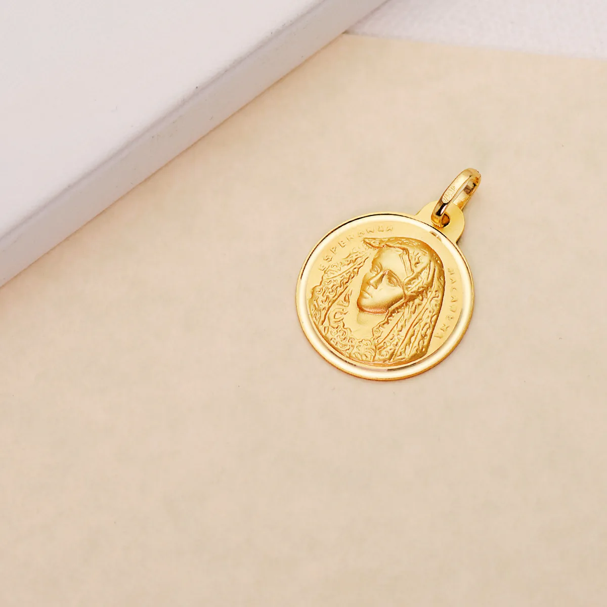18K MEDALLA ORO AMARILLO VIRGEN MACARENA BISEL 20 MM — vista 2