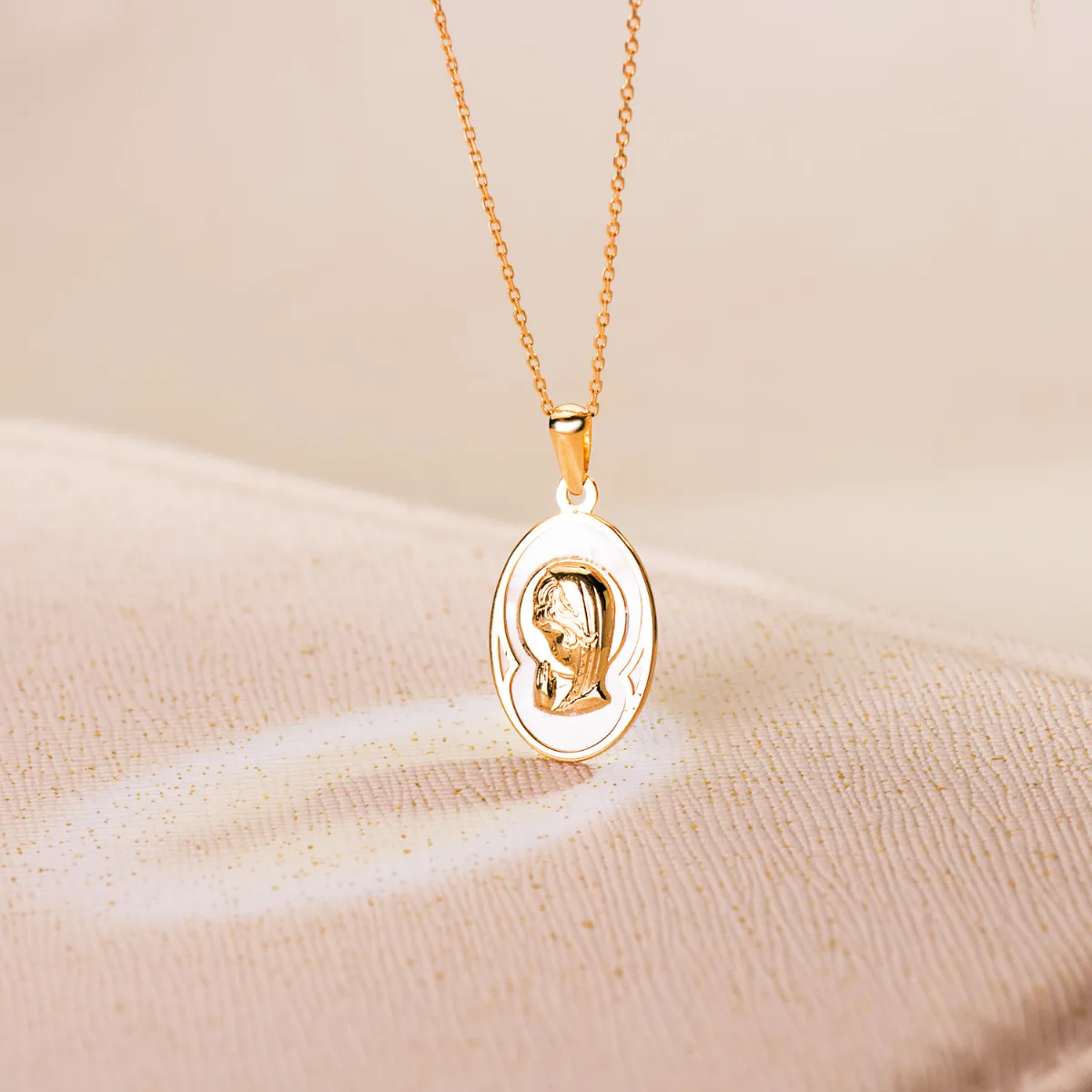 18K MEDALLA ORO AMARILLO OVAL CON NACAR BLANCO Y VIRGEN NIÑA 17 X 12 MM — vista 2
