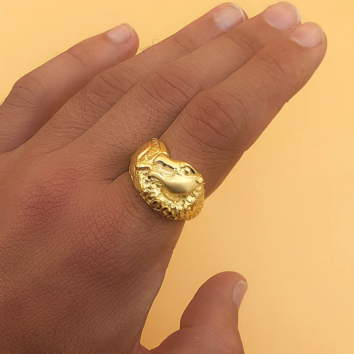 18K SELLO ORO AMARILLO MACIZO DRAGON TALLADO ANCHO 20 MM — vista 3