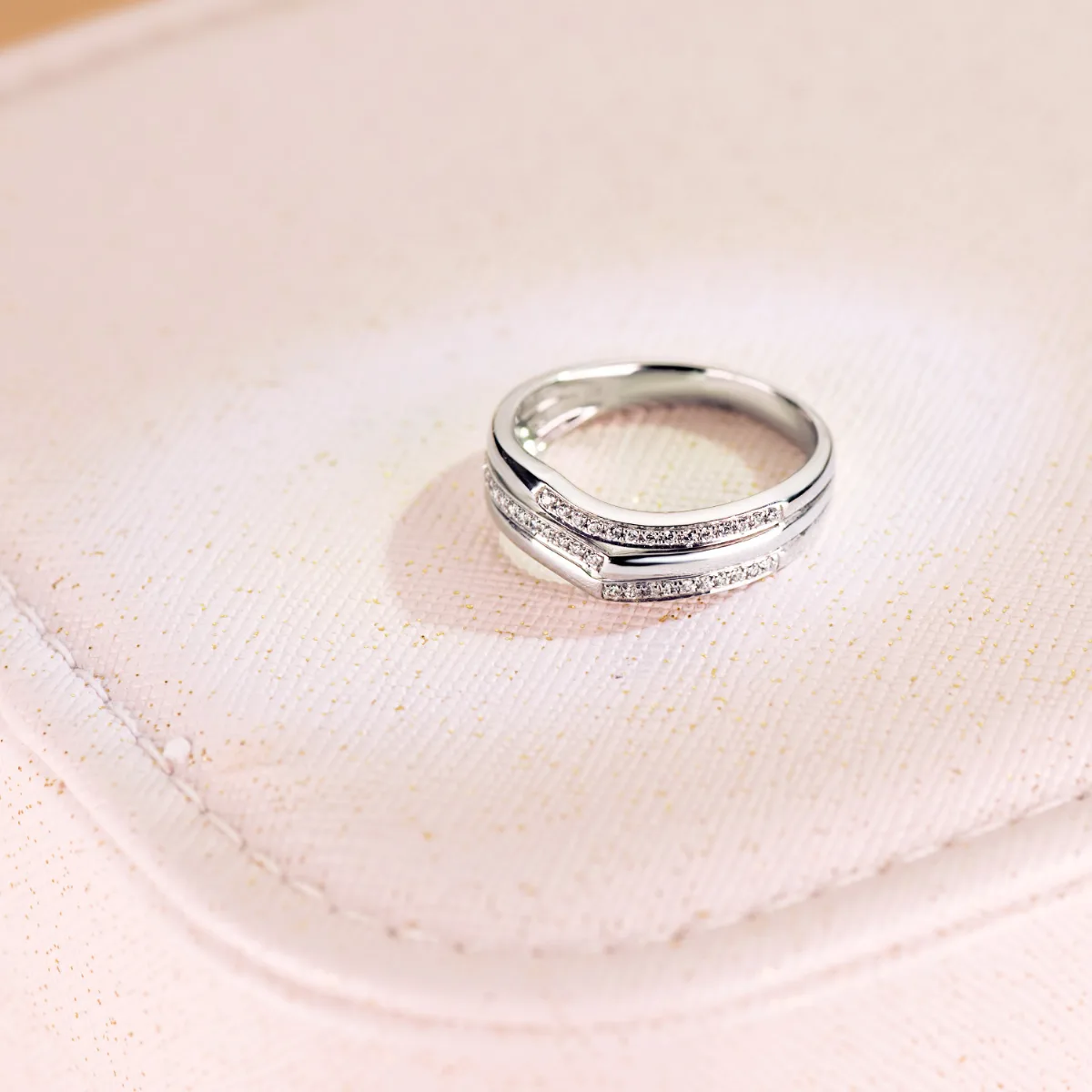 18K SORTIJA ORO BLANCO 38 DIAMANTES NATURALES TALLA BRILLANTE 0.130 QTS. ANCHO: 7MM — vista 2
