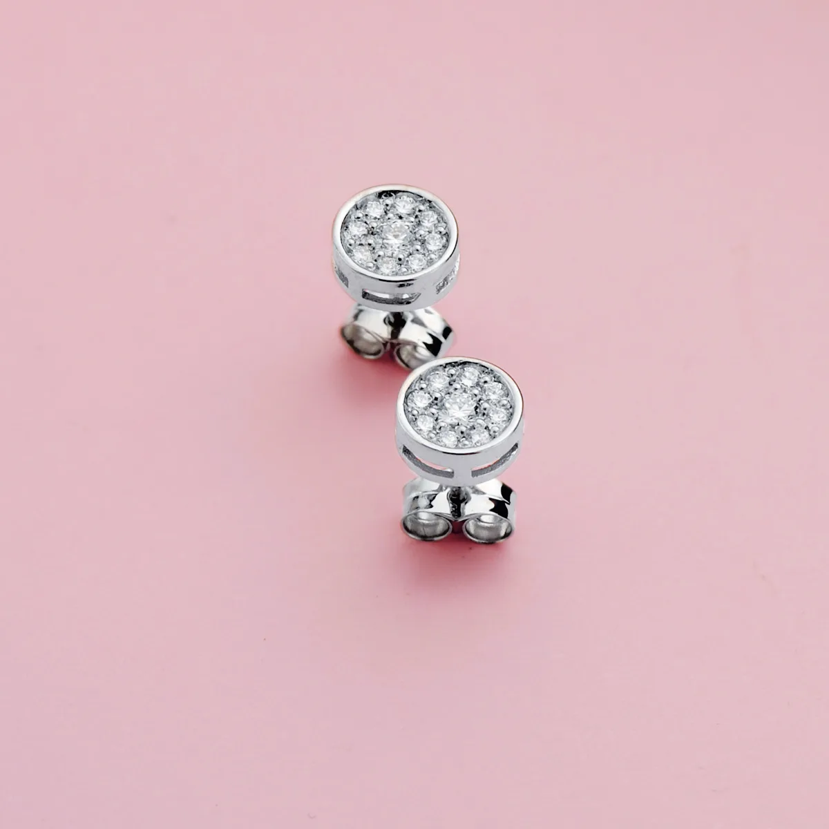 18K PENDIENTES ORO BLANCO CON 18 DIAMANTES LABORATORIO VS2-G 0,360 QTES. MEDIDA: 7X7 MM. CIERRE PRESION — vista 2
