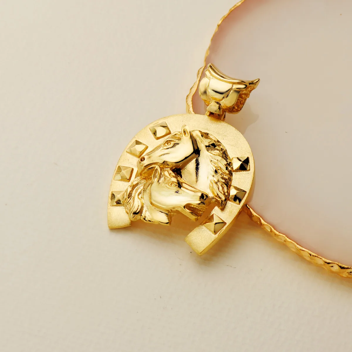 18K COLGANTE ORO AMARILLO HERRADURA CON CABALLOS 35X32 MM — vista 3