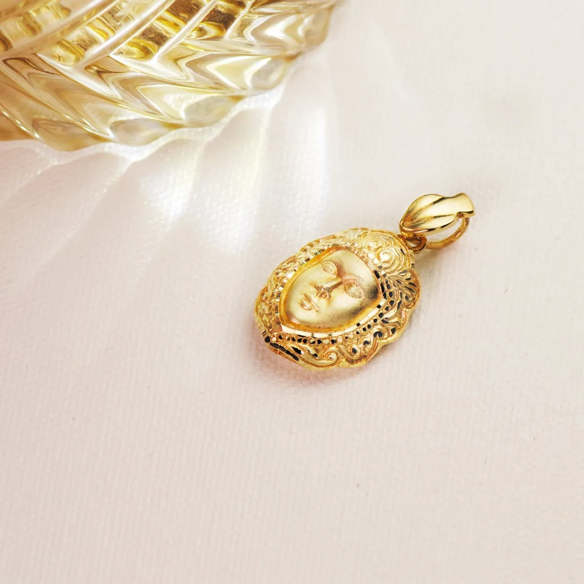 18K COLGANTE ORO AMARILLO ROSTRO VIRGEN DEL ROCIO  26 X 18 MM — vista 2
