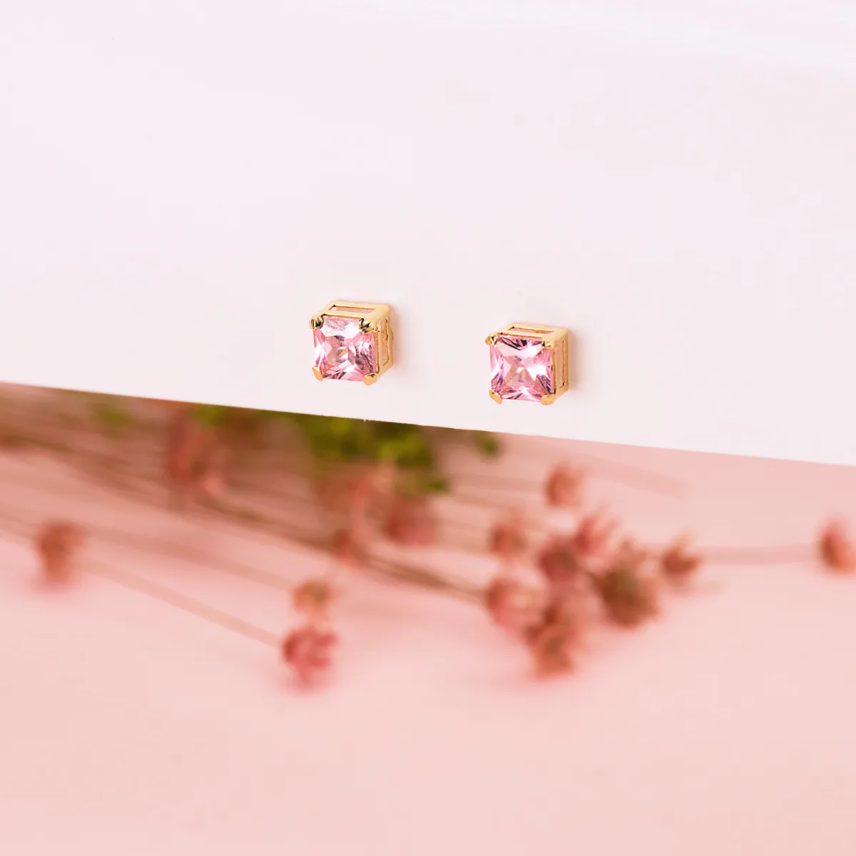 18K PENDIENTES ORO AMARILLO CUADRADOS PIEDRA COLOR ROSA 5,5 X 5,5 MM. CIERRE PRESION — vista 3