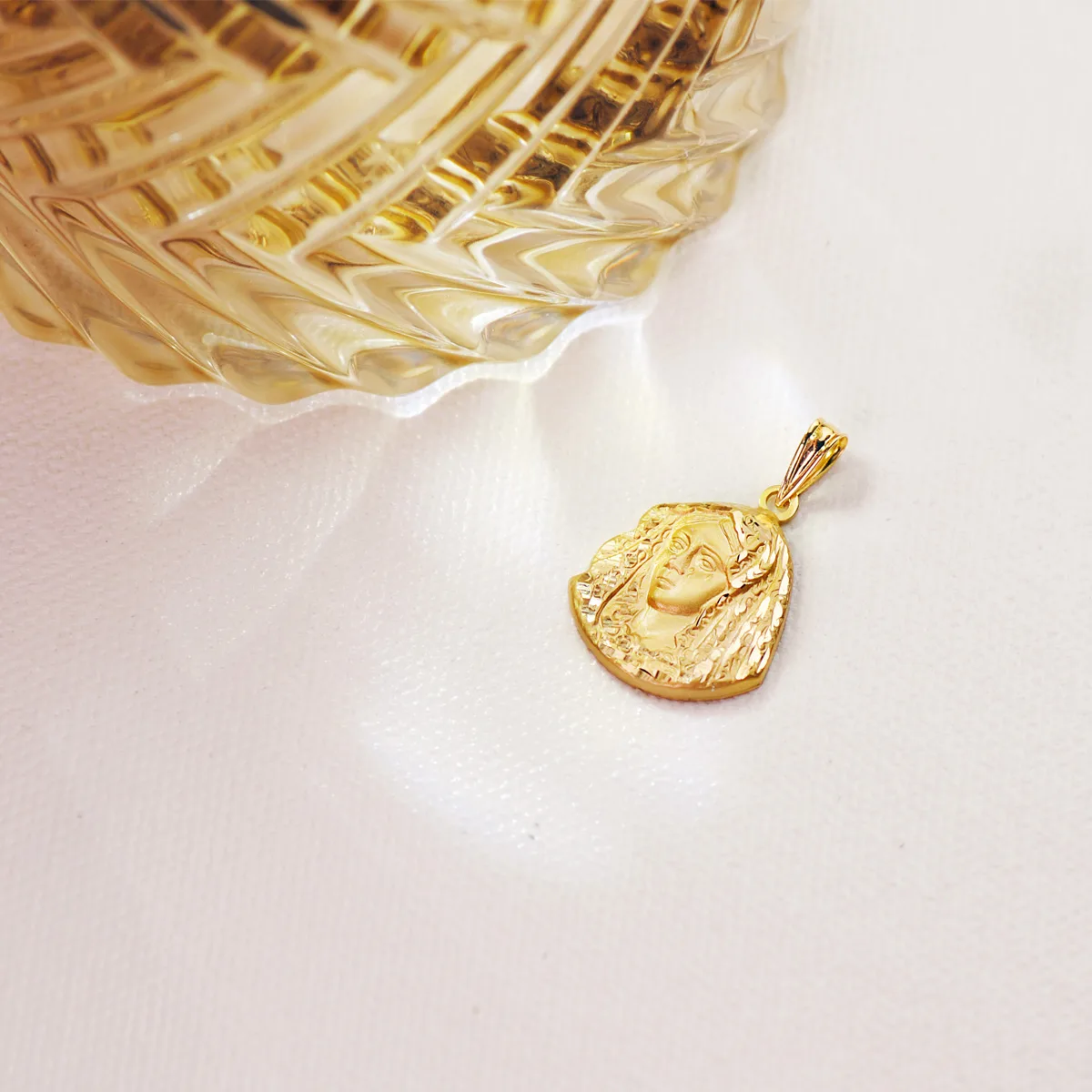 18K MEDALLA ORO AMARILLO VIRGEN DE LA MACARENA SILUETA 24 x 19  MM — vista 2