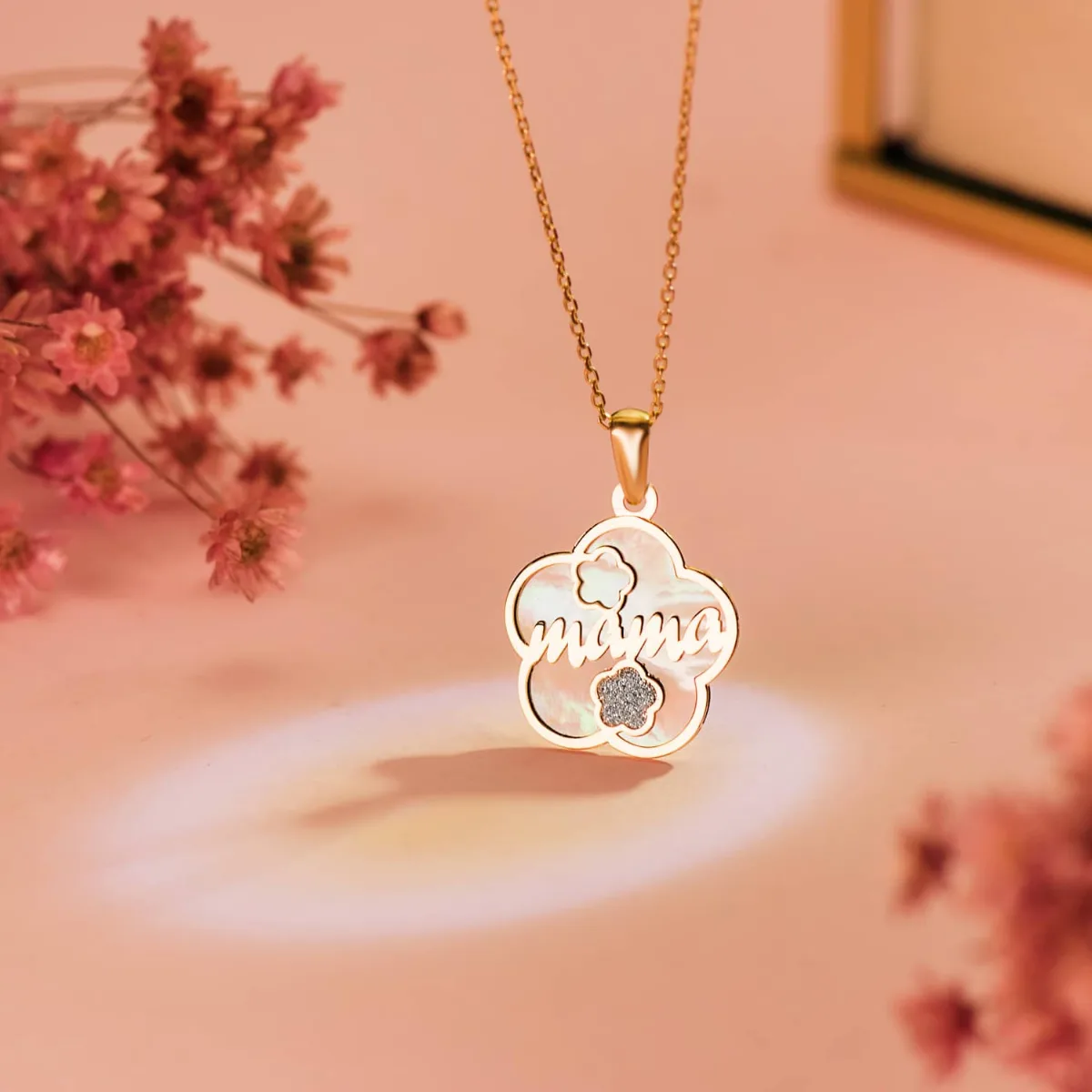 18K COLGANTE DE NACAR ORO AMARILLO FORMA DE FLOR Y MAMA CON CORAZON Y POLVO DIAMANTE 15X15MM — vista 2