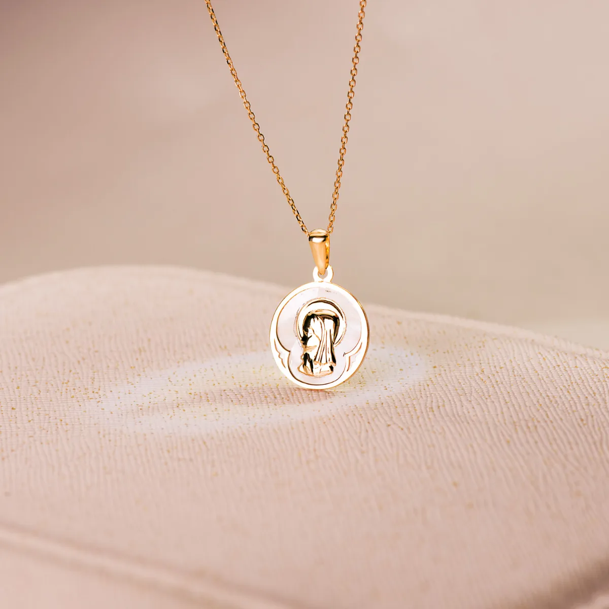 18K MEDALLA ORO AMARILLO REDONDA CON NACAR BLANCO Y VIRGEN NIÑA. 15 MM — vista 2