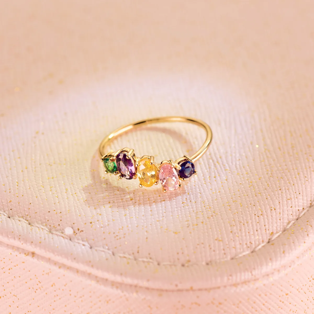18K SORTIJA ORO AMARILLO CON 5 PIEDRAS DE COLOR. ANCHO CUERPO: 1 — vista 2
