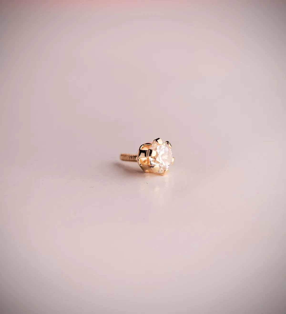 18K PIERCING DE OREJA ORO AMARILLO CIRCONITA CON GARRAS 3,5 MM. GRUESO BARRA 1.20 MM. CIERRE TUERCA — vista 3