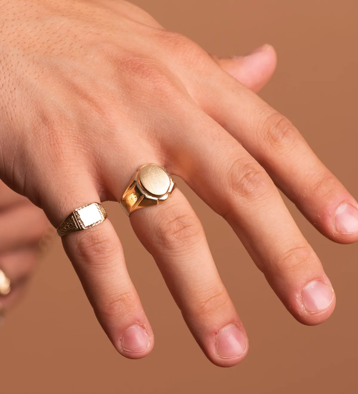 18K SELLO ORO AMARILLO HUECO TALLADO OVAL ZONA GRABADO 12 X 10.5 MM — vista 2