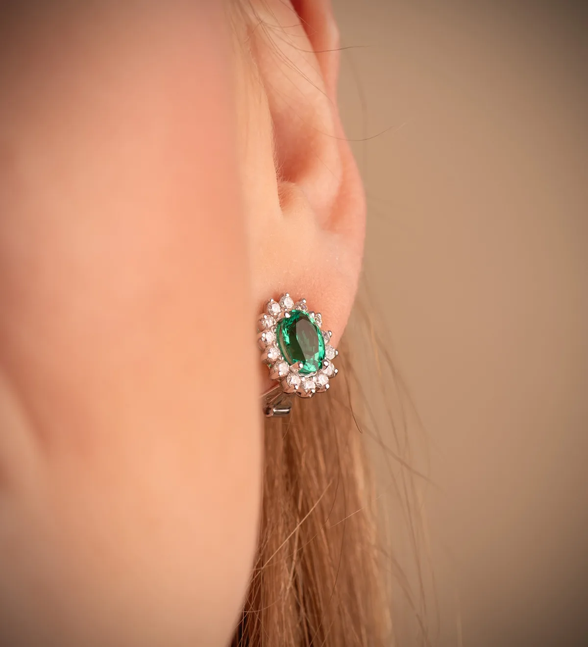 18K PENDIENTES ORO BLANCO DIAMANTES DE LABORATORIO Y ESMERALDA RECRISTALIZADA 7X5 MM 1,50 QTS VS2-G. 0,580 QTS.11,5xX9,5 MM CIERRE OMEGA — vista 3