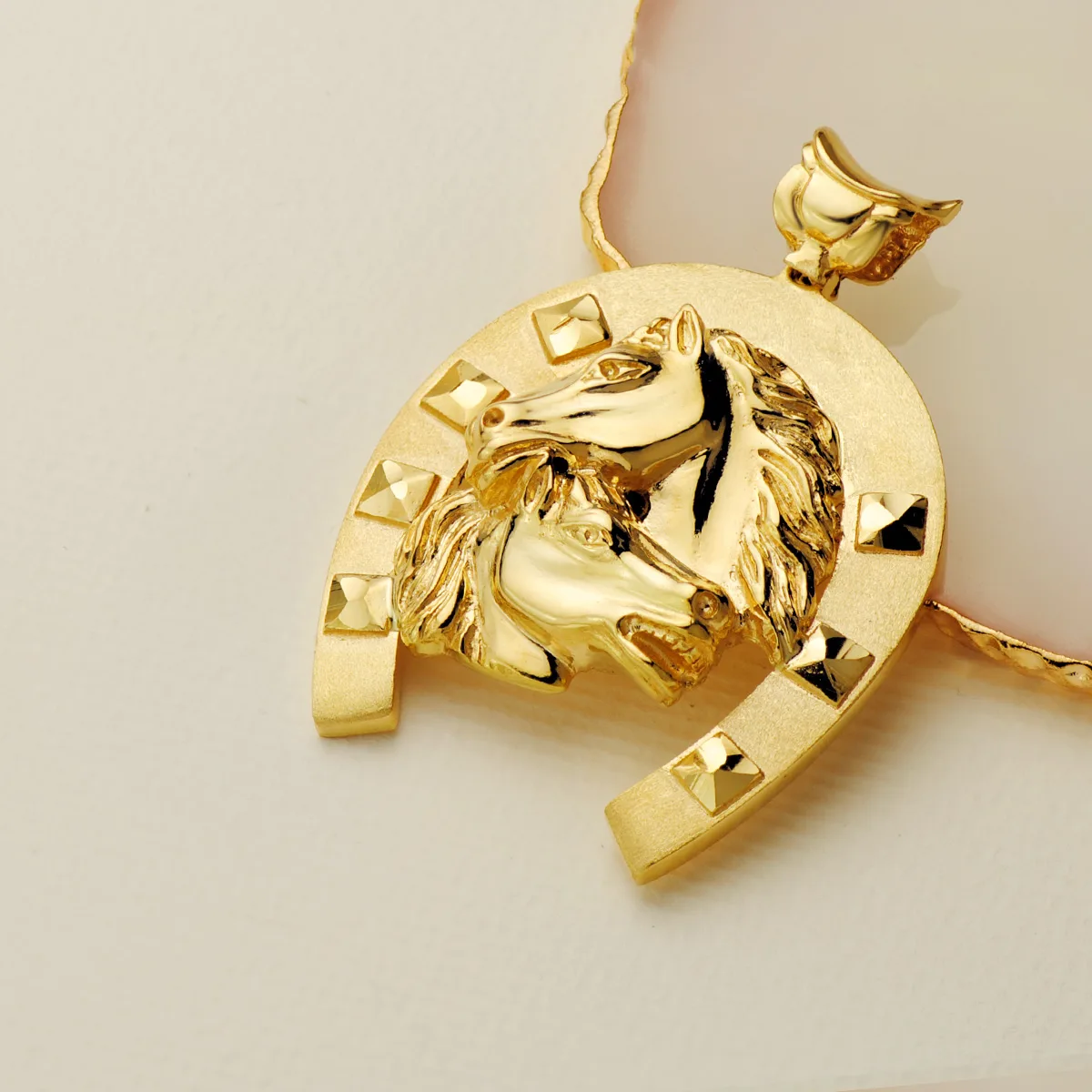 18K COLGANTE ORO AMARILLO HERRADURA CON CABALLOS 50X44 MM — vista 3