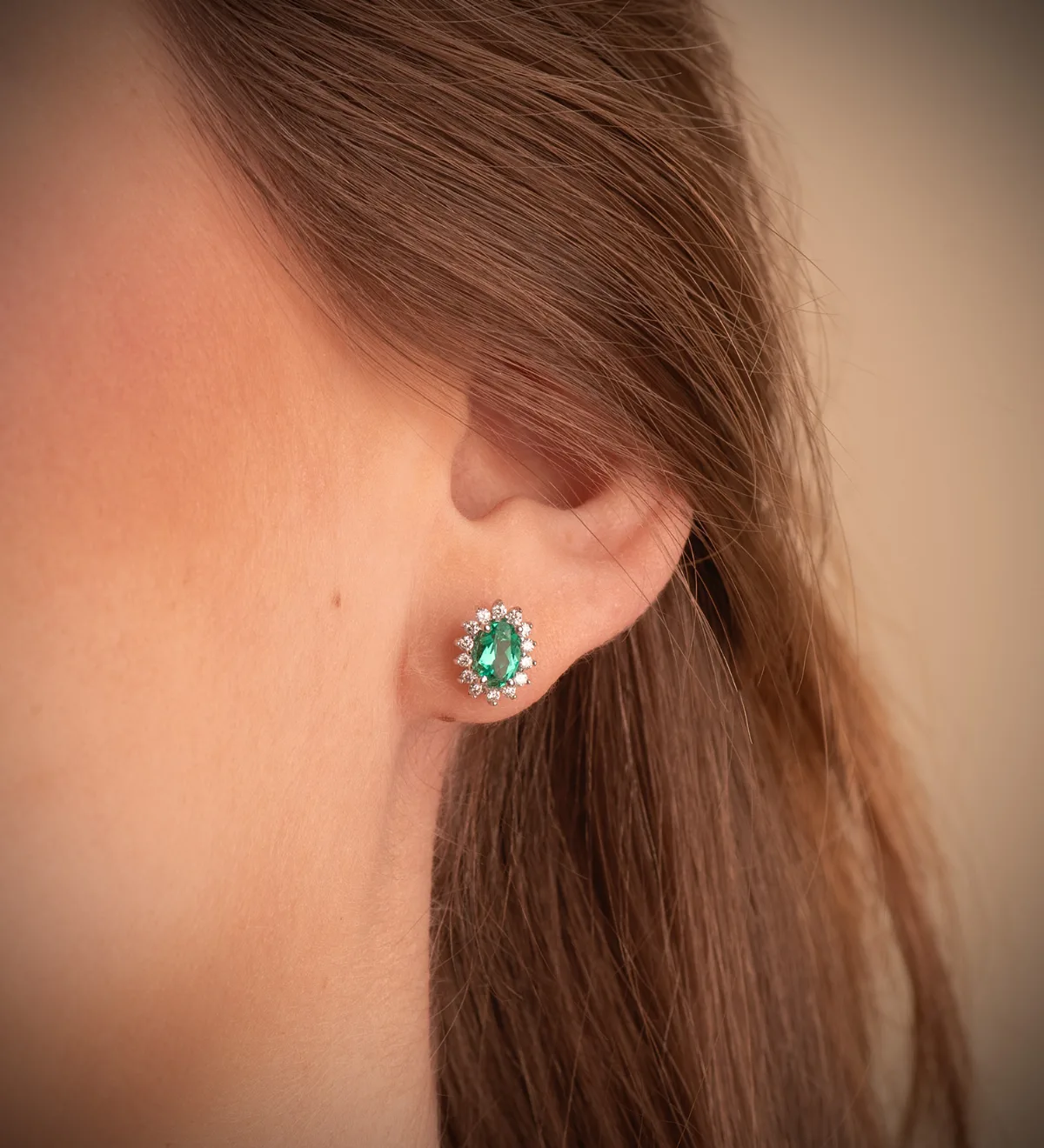18K PENDIENTES ORO BLANCO 28 DIAMANTES DE LABORATORIO Y ESMERALDA RECRISTALIZADA 6X4 MM 0,78 QTS 0,28 QTS. VS2-G CIERRE PRESION 9,5X8 MM — vista 2