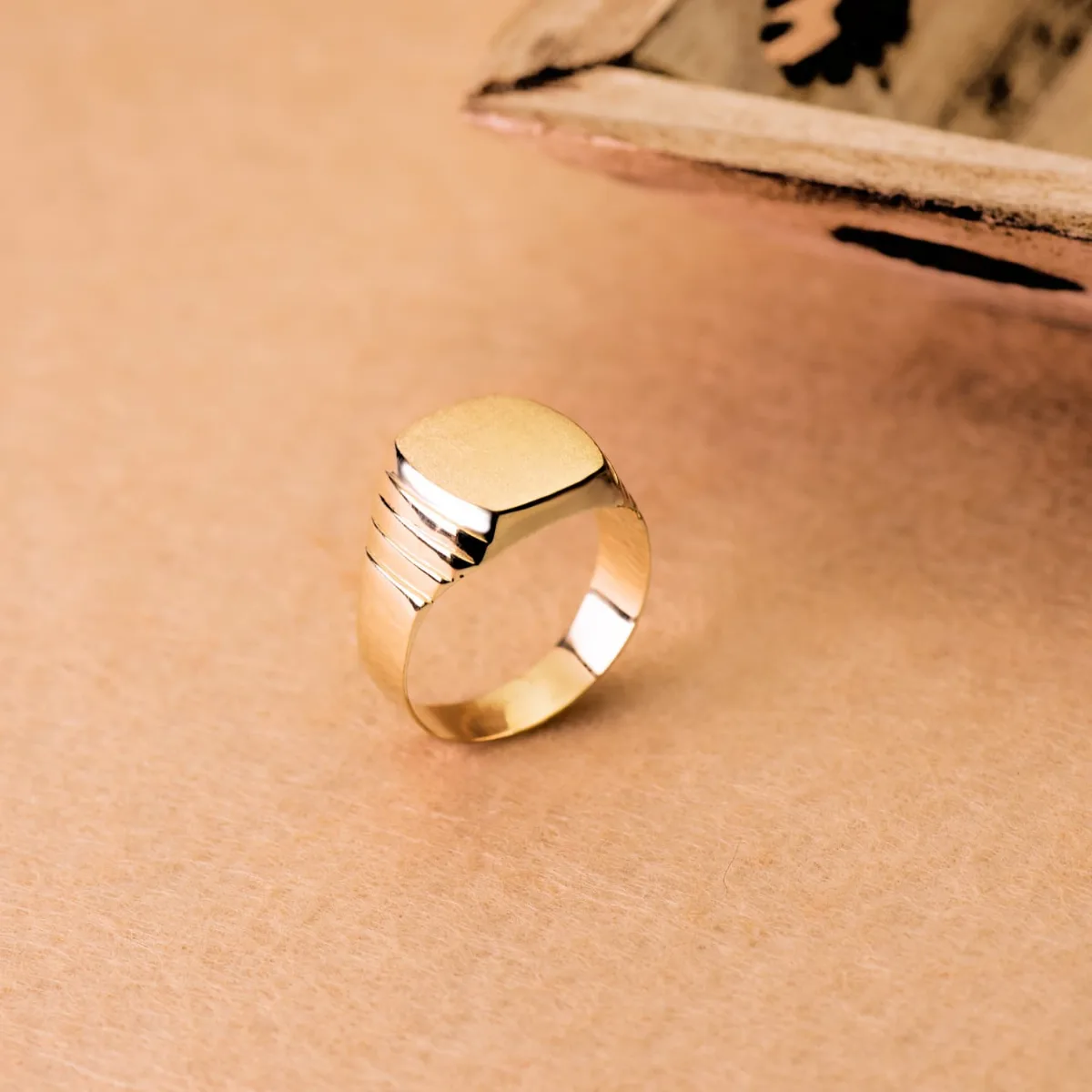 18K SELLO ORO AMARILLO HUECO  CABALLERO TONEL LATERAL GALLONES. ZONA GRABADO: 13X12 MM — vista 2