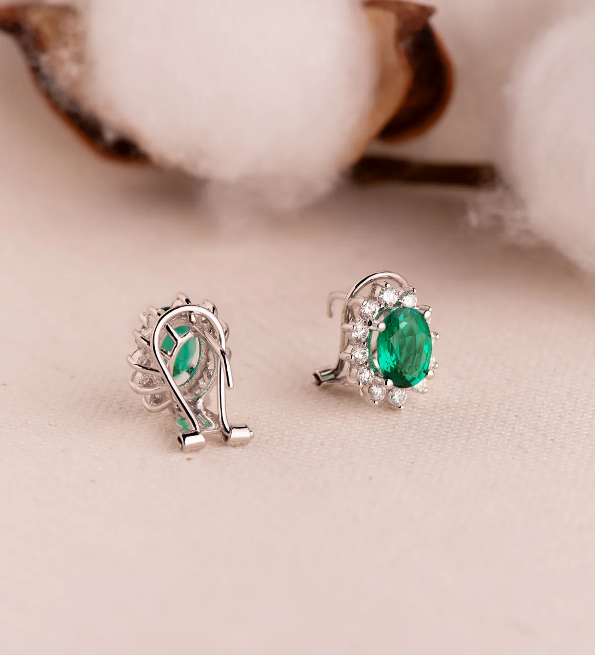 18K PENDIENTES ORO BLANCO 24 DIAMANTES LABORATORIO 0,84 QTS VS2-G Y ESMERALDA RECRISTALIZADA 8X6 MM 2,20 QTES CIERRE OMEGA 13X11 MM — vista 2