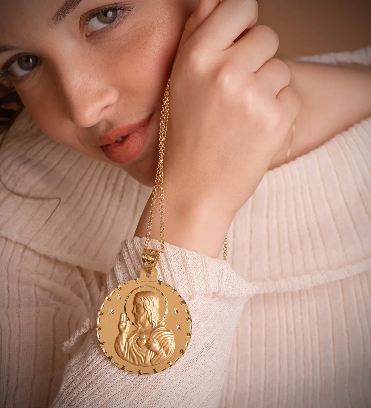 18K MEDALLA ORO AMARILLO ESCAPULARIO ORO AMARILLO TALLADO VIRGEN DEL CARMEN Y CORAZON DE JESUS 55 MM — vista 3