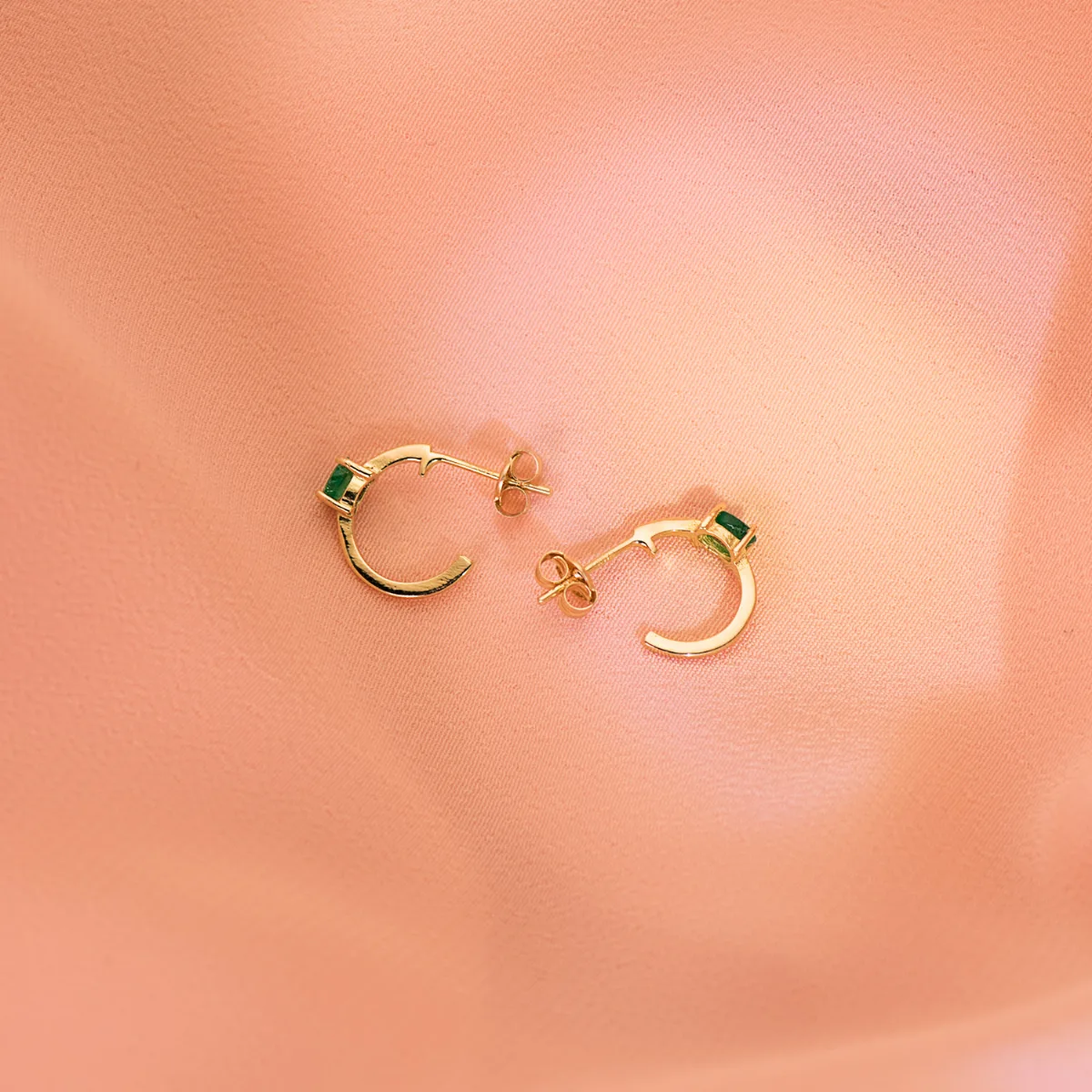 18K PENDIENTES ORO AMARILLO MEDIO ARO LISO CON ESMERALDAS 12X3 MM CIERRE PRESION. — vista 2