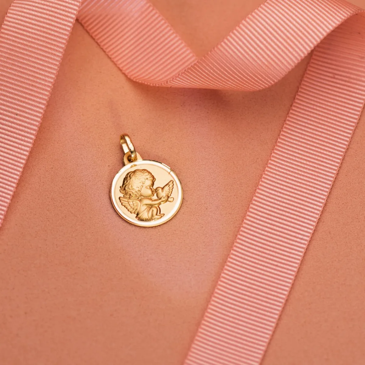 18K MEDALLA ORO AMARILLO ANGEL NIÑO BURLON CON PALOMA BISEL 16 MM — vista 3