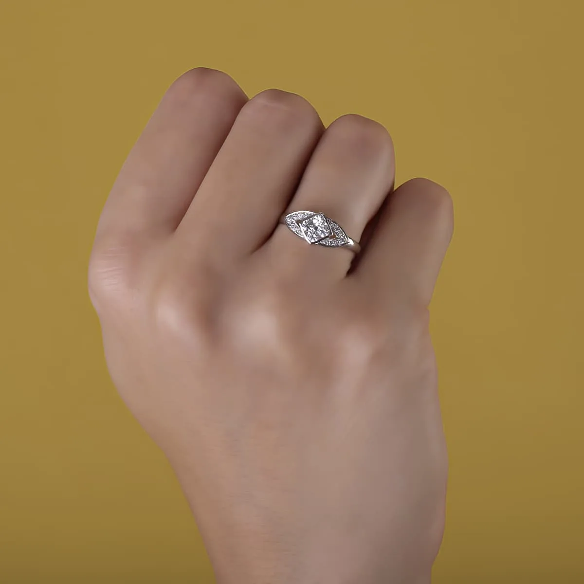 18K SORTIJA ORO BLANCO ROMBO CON CIRCONITA ANCHO 7 MM — vista 3