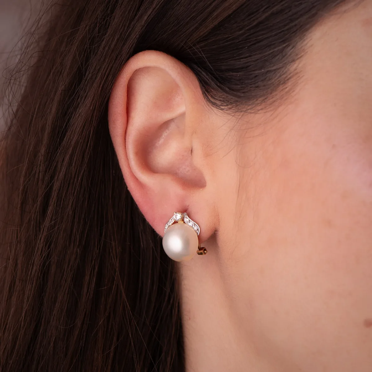 18K PENDIENTES ORO BICOLOR PERLA JAPONESA CON CIRCONITAS. MEDIDA: 14X11 MM. CIERRE OMEGA — vista 2