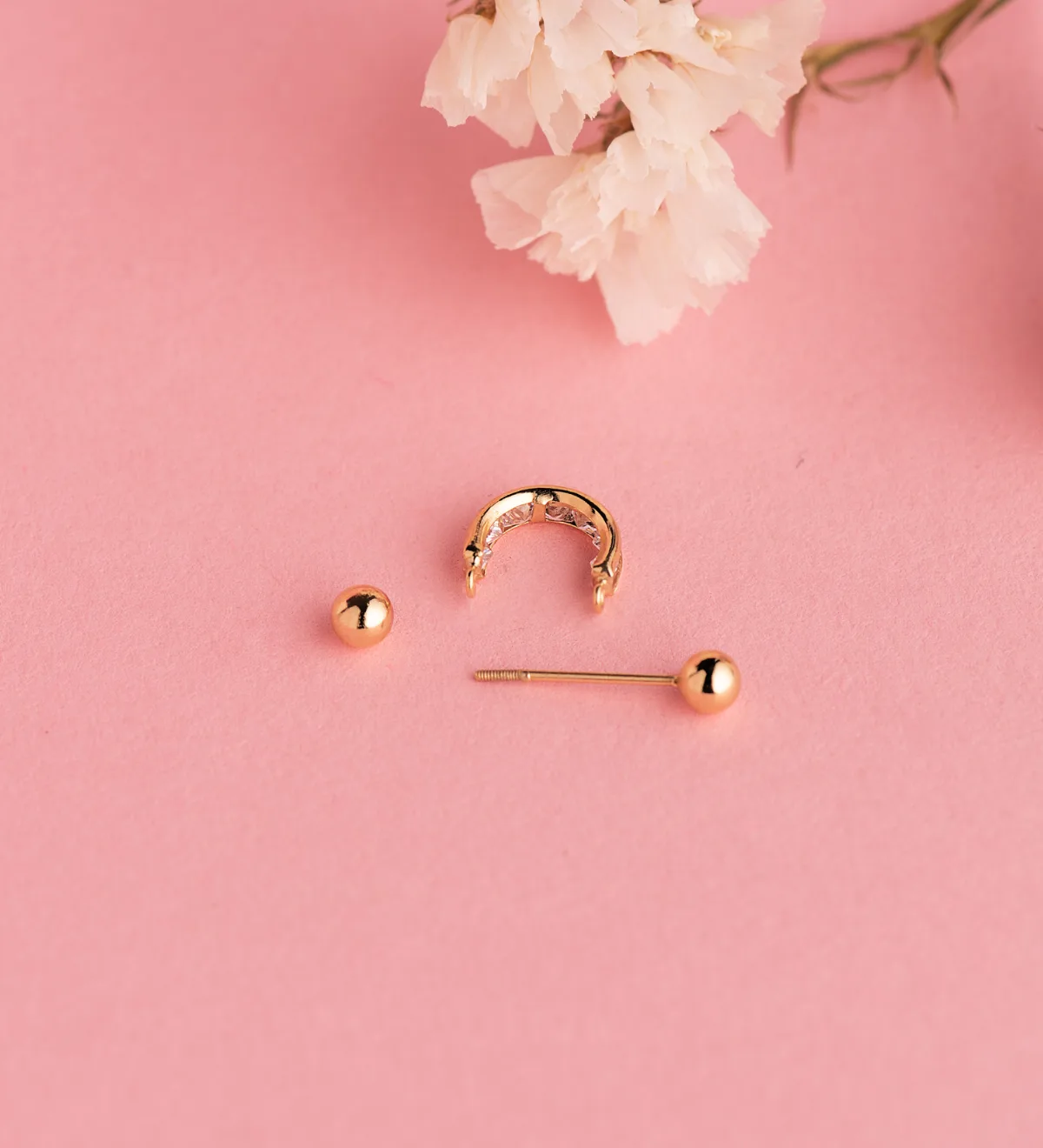 18K PIERCING DE OREJA ORO AMARILLO MEDIO ARO CON CIRCONITAS CARRE Y DOS BOLAS. ARO: 11X3MM — vista 3