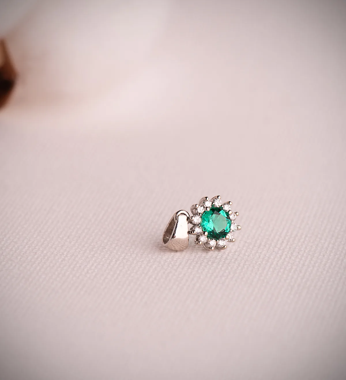 18K COLGANTE ORO BLANCO12 DIAMANTES DE LABORATORIO Y ESMERALDA RECRISTALIZADA 5 MM 0,48 QT. 0,170 QTS. VS2-G. 9 MM — vista 2