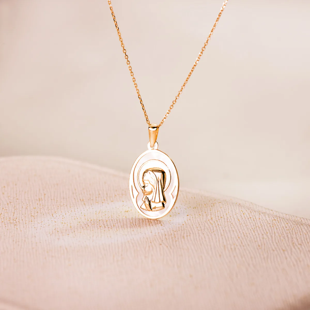 18K MEDALLA ORO AMARILLO OVALADA CON NACAR BLANCO Y VIRGEN NIÑA 17X12 MM — vista 2