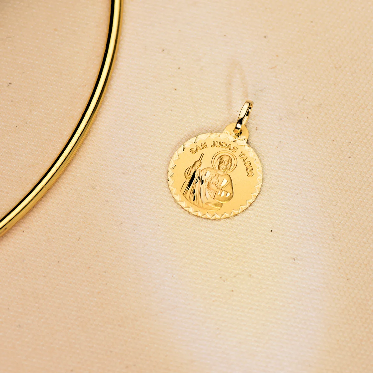 18K MEDALLA ORO AMARILLO SAN JUDAS TADEO BORDE TALLA CRUZADA. MEDIDA: 20 MM — vista 2
