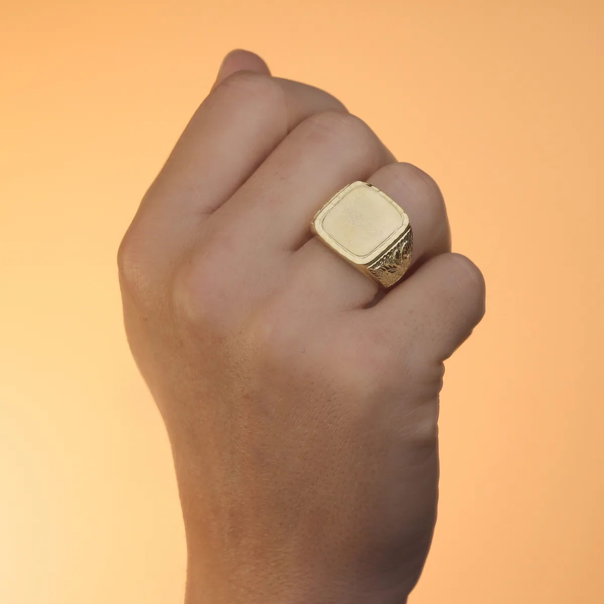 18K SELLO ORO AMARILLO CABALLERO MACIZO TALLADO ZONA GRABADO 18X16 MM — vista 3