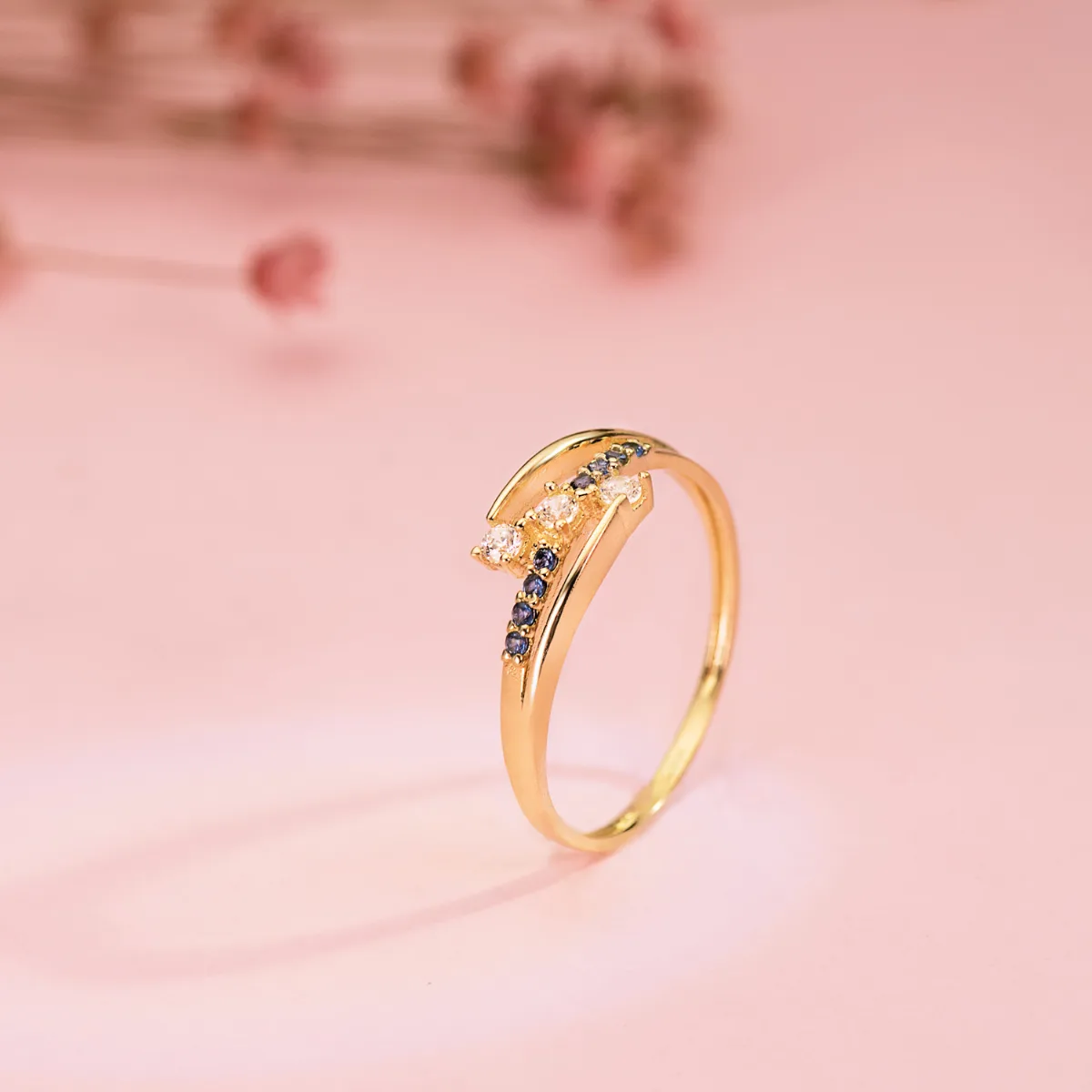 18K SORTIJA ORO AMARILLO CON CIRCONITA AZULES Y BLANCAS. ANCHO: 6MM — vista 2