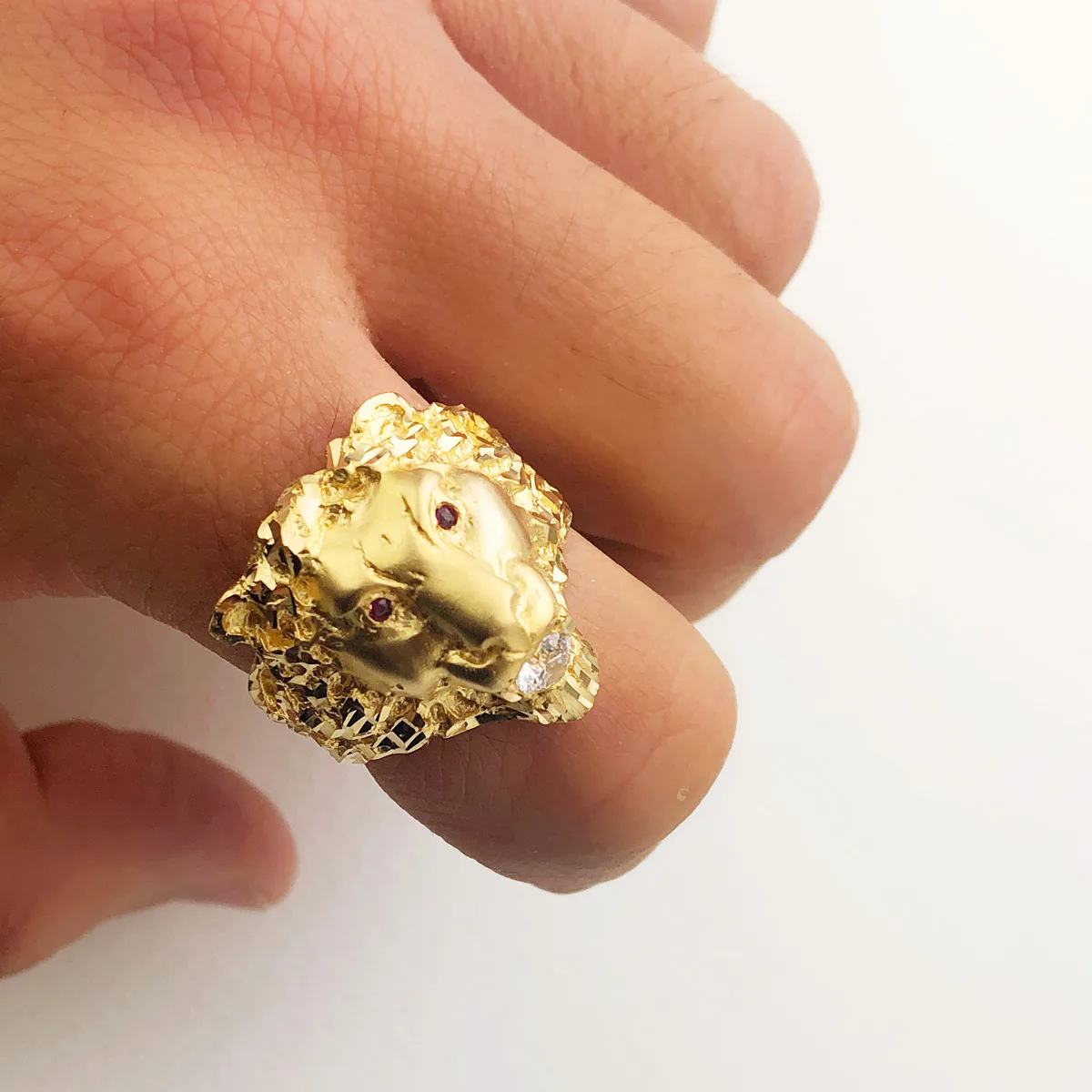 18K SELLO ORO AMARILLO CABEZA DE LEON CON CIRCONITA Y OJOS RUBI ANCHO 23 MM — vista 2