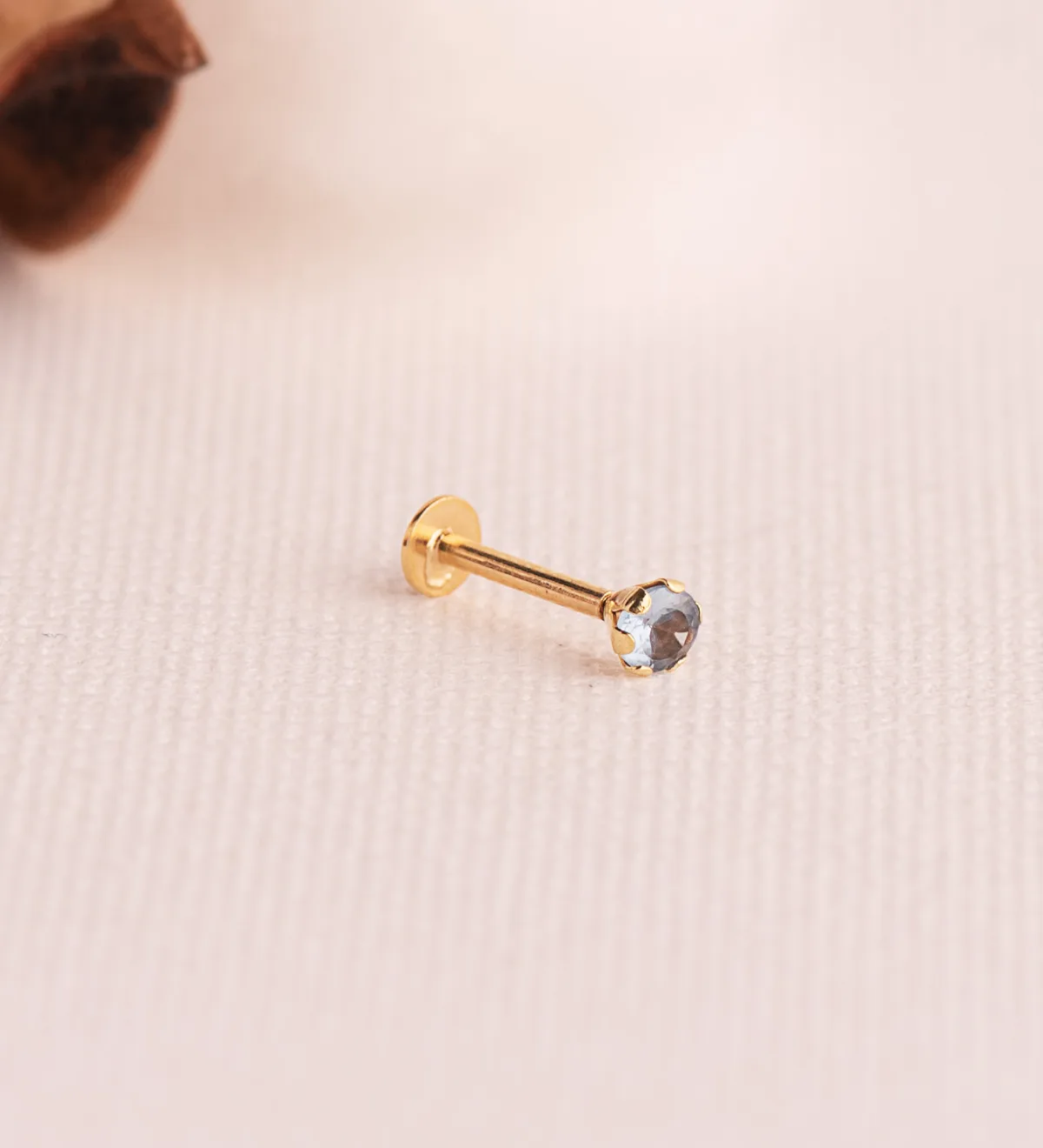 18K PIERCING DE OREJA ORO AMARILLO CIRCONITA AGUAMARINA CON GARRAS 3,5 MM. GRUESO BARRA 1MM. CIERRE TUERCA — vista 2