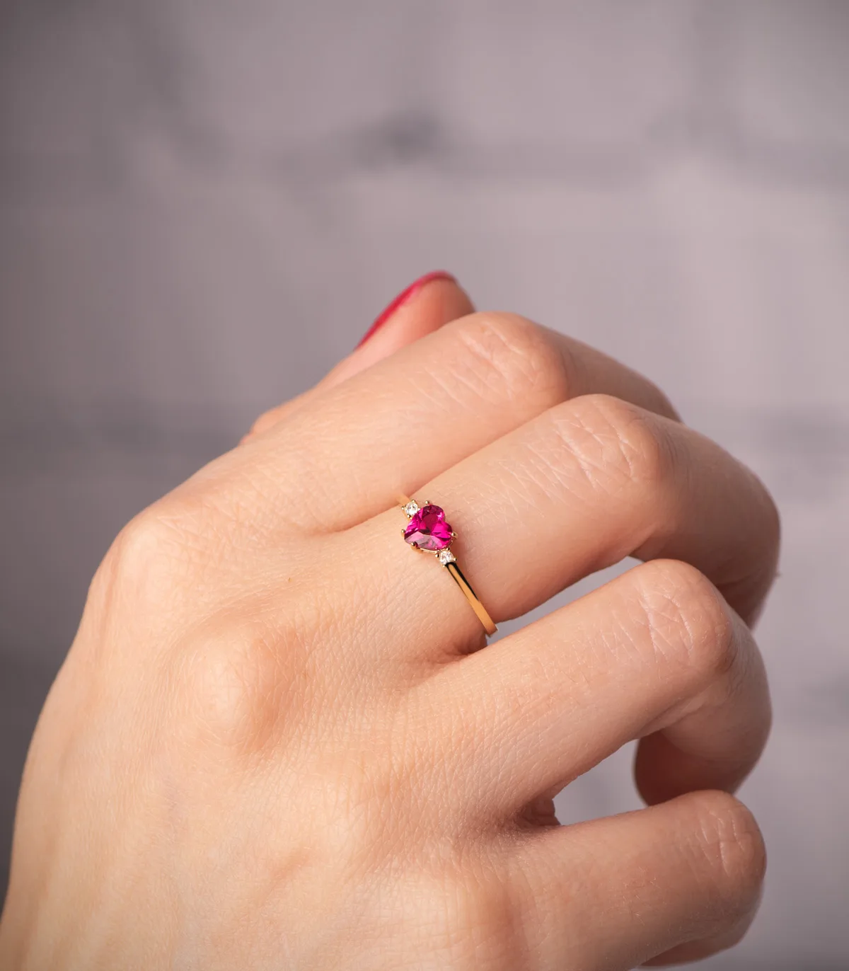 18K SORTIJA ORO AMARILLO CORINDON RECONSTRUIDO CORAZON RUBI 5X5 MM CON CIRCONITAS C. AMOR — vista 2