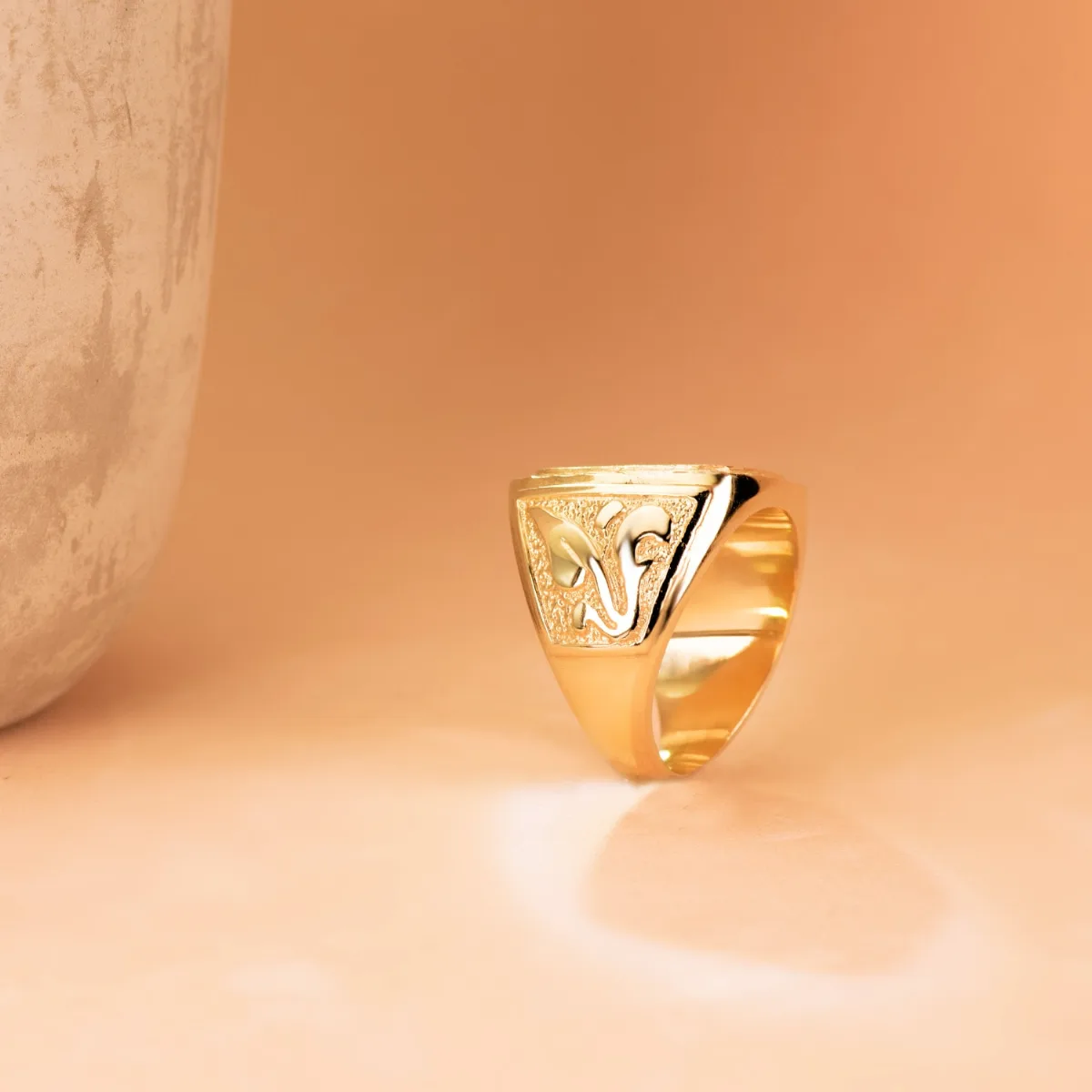 18K SELLO ORO AMARILLO CABALLERO MACIZO TALLADO ZONA GRABADO 18X16 MM — vista 2