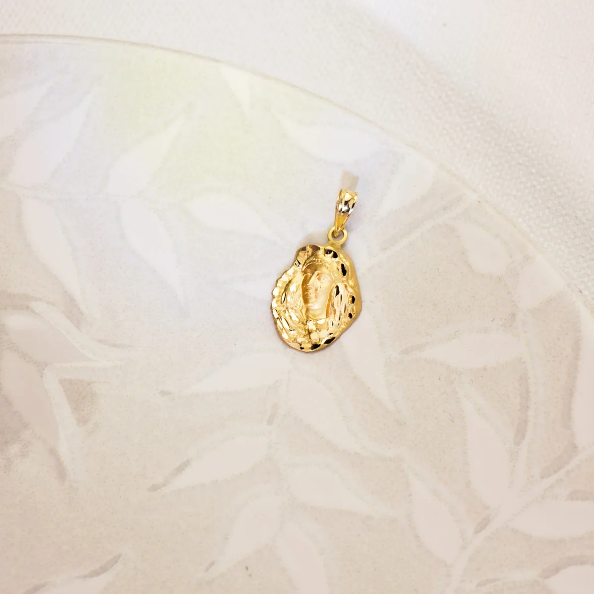 18K MEDALLA ORO AMARILLO ESPERANZA DE TRIANA SILUETA TALLADA 17X13 MM — vista 2