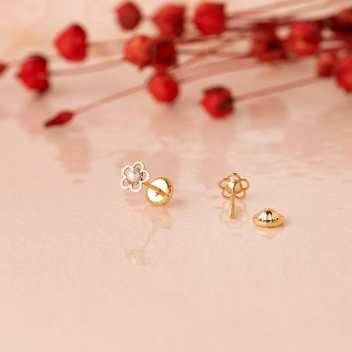 18K PENDIENTES ORO AMARILLO FLOR CALADA CON PERLITA 2 MM. MEDIDA: 5,5 X 5 MM. CIERRE TUERCA — vista 2