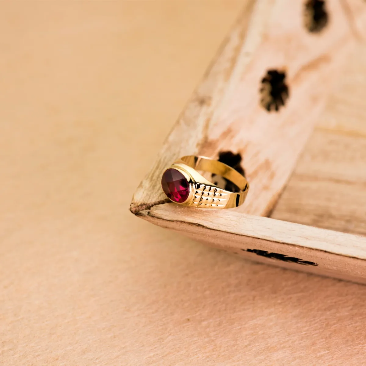 18K SELLO ORO AMARILLO CON PIEDRA RUBI SPINEL 10X8 MM LATERAL TALLADO — vista 2