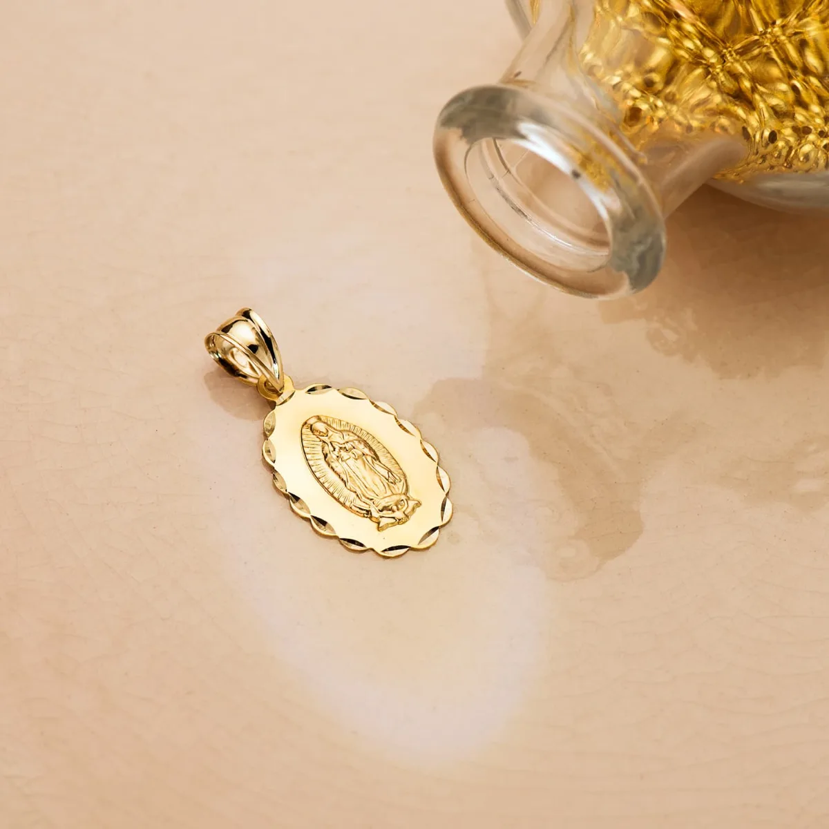 18K MEDALLA ORO AMARILLO VIRGEN DE GUADALUPE TALLA CLASICA OVAL 21X15 MM — vista 2