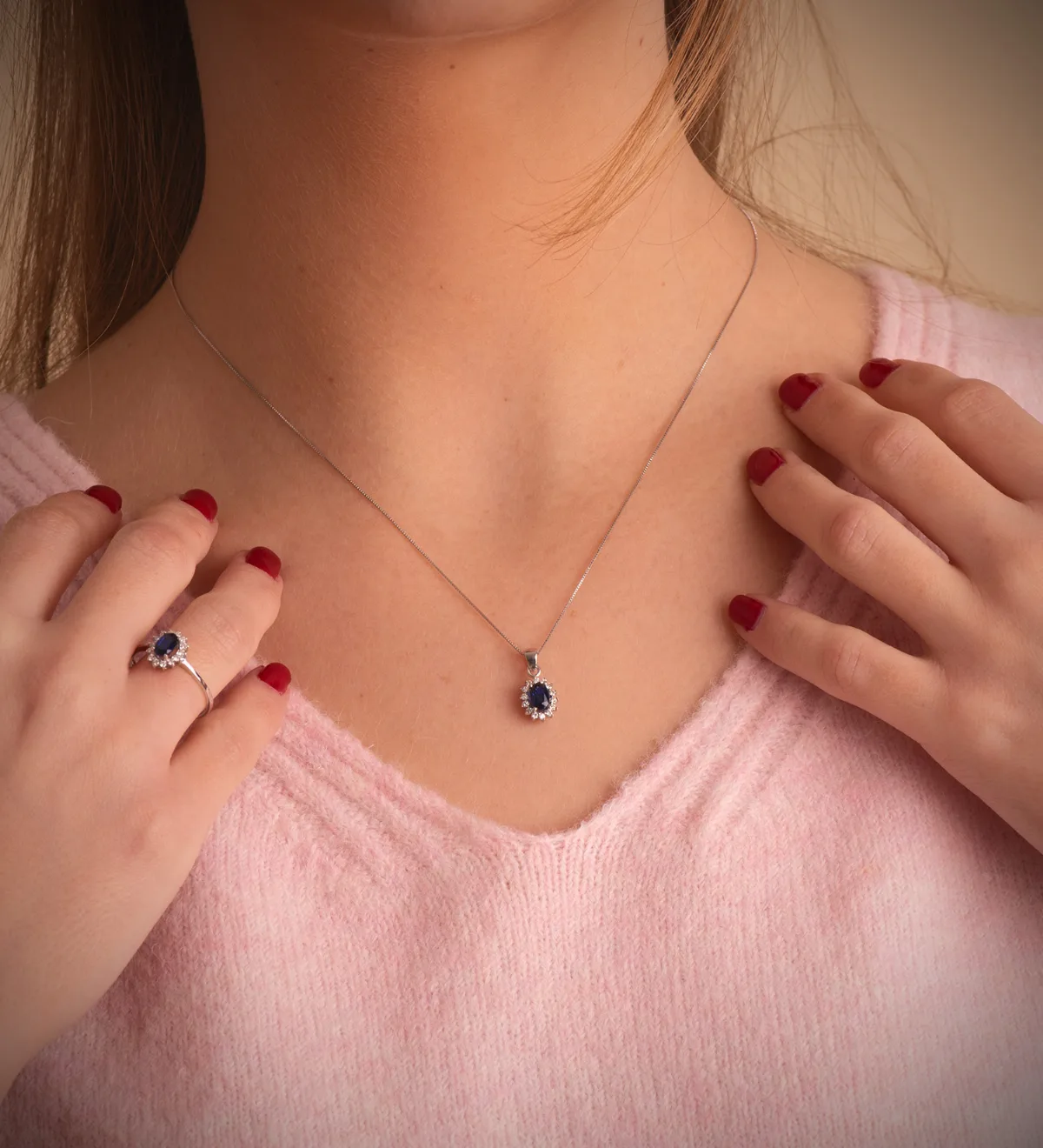 18K COLGANTE ORO BLANCO ZAFIRO DIFUSION 6X4 MM 0,62 QT. 14 DIAMANTES LABORATORIO 0,14 QTS. VS2-G. 9,5X8 MM — vista 2