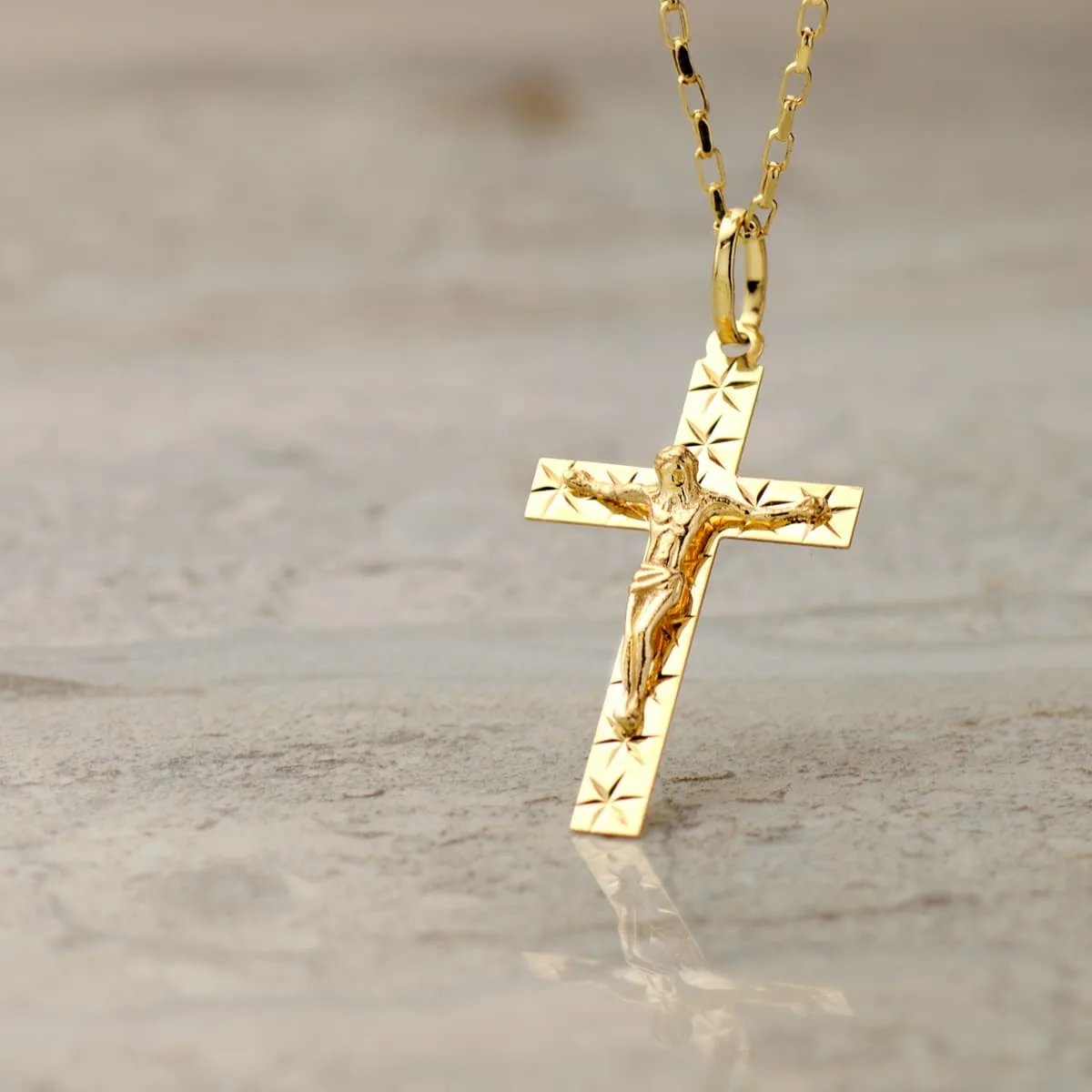18K CRUZ ORO AMARILLO CON CRISTO TALLADA 34X19 MM — vista 2
