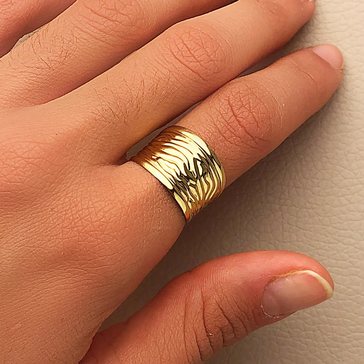 18K SORTIJA ORO AMARILLO TRAZADA CON ONDAS EN BRILLO ANCHO 13 MM — vista 3