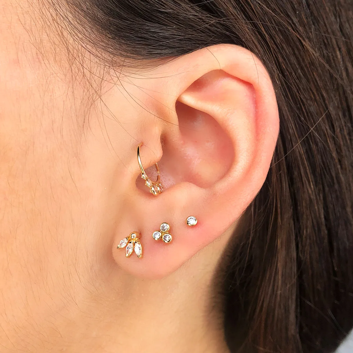 9K PIERCING OREJA ORO AMARILLO TRES HOJITAS CIRCONITA 6.5X6 MM ( UNIDAD ) — vista 2