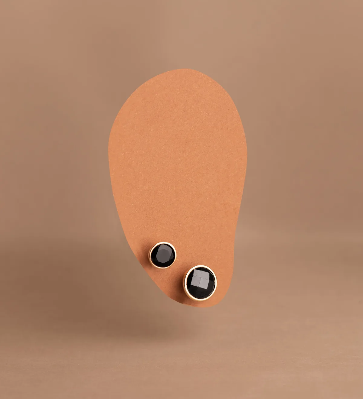 18K PENDIENTES ORO AMARILLO CHATON CON CIRCONITA NEGRA. ANCHO: 8,5 MM. CIERRE PRESION — vista 3