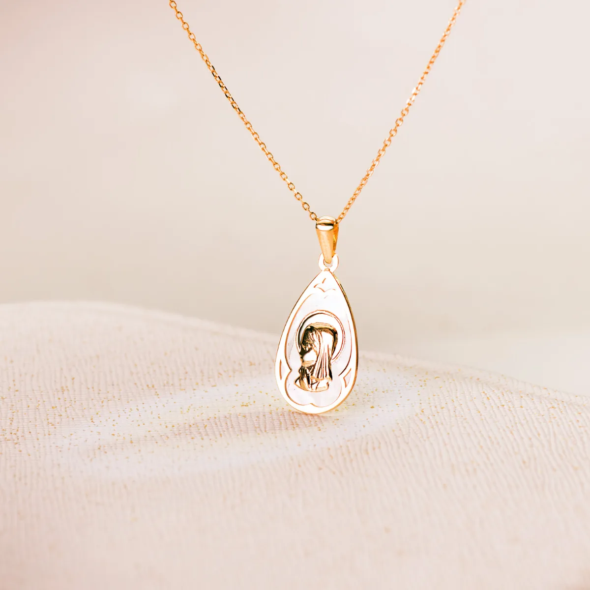 18K MEDALLA ORO AMARILLO GOTA CON NACAR BLANCO Y VIRGEN NIÑA 21 X 14 MM — vista 2