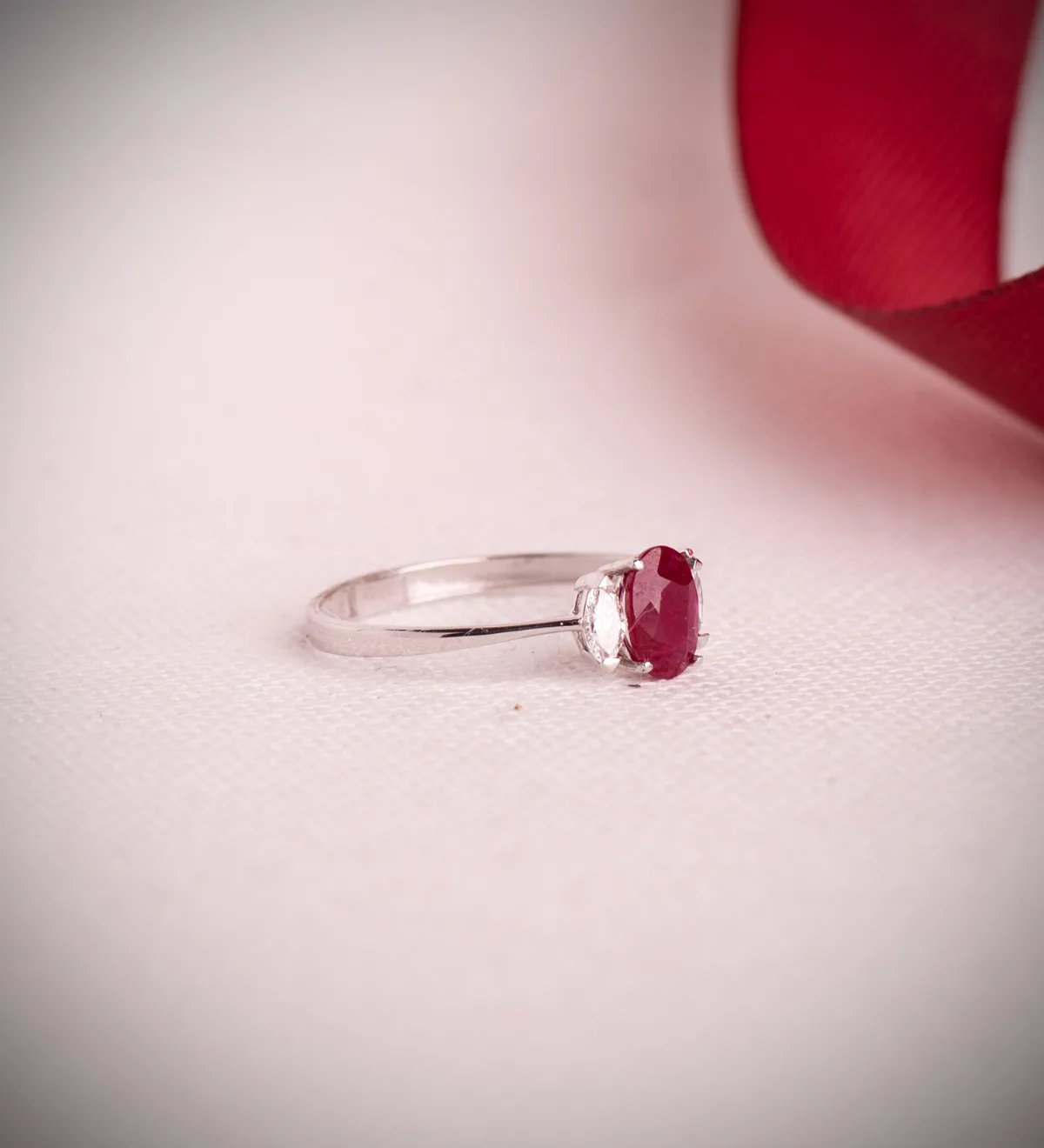 18K SORTIJA ORO BLANCO RUBI FINO 6X4 MM 0,55 QT Y DIAMANTES LABORATORIO 0,134QT. VS2 - E — vista 2