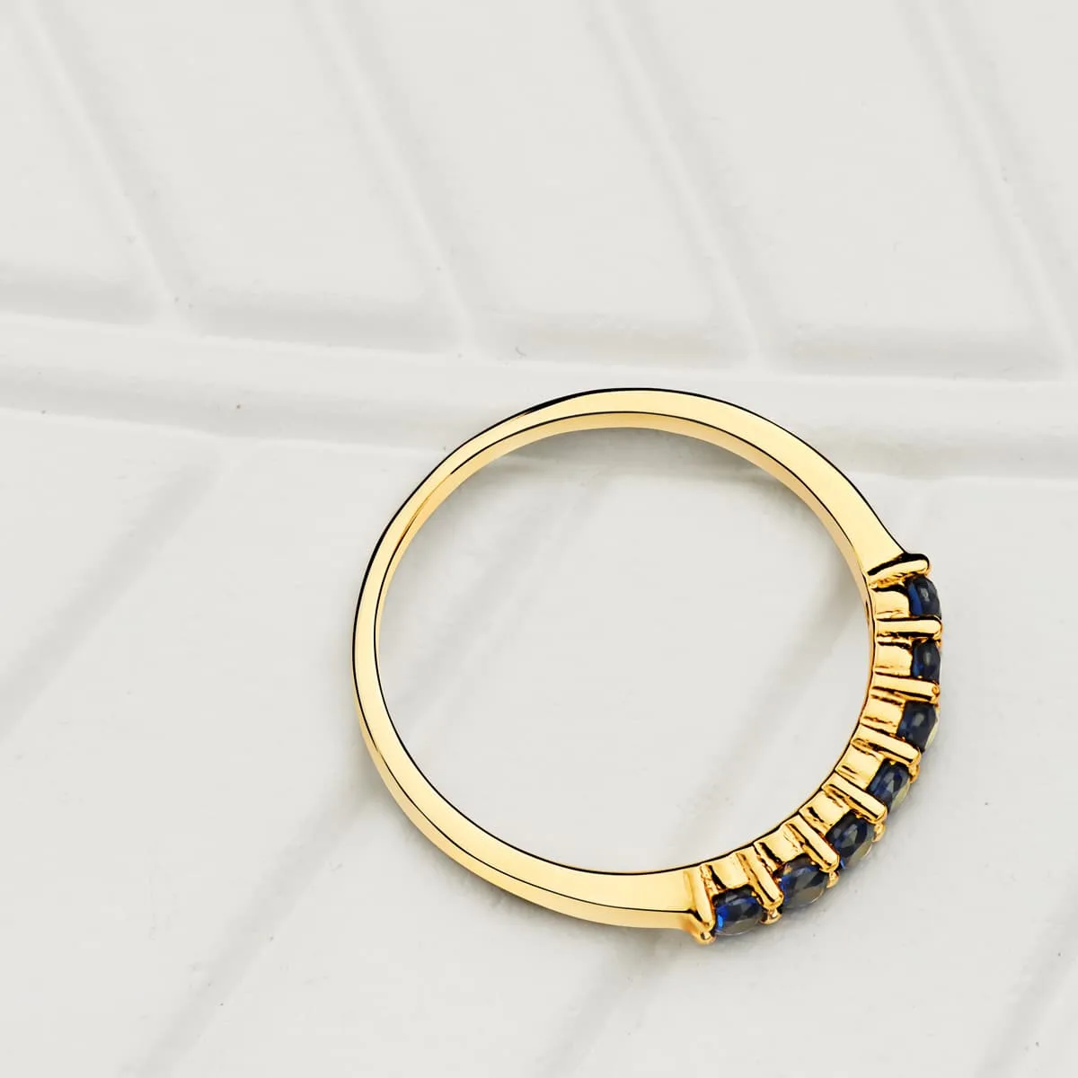 18K SORTIJA ORO AMARILLO 7 CIRCONITA VERDES GARRAS ANCHO CUERPO 2 MM — vista 2